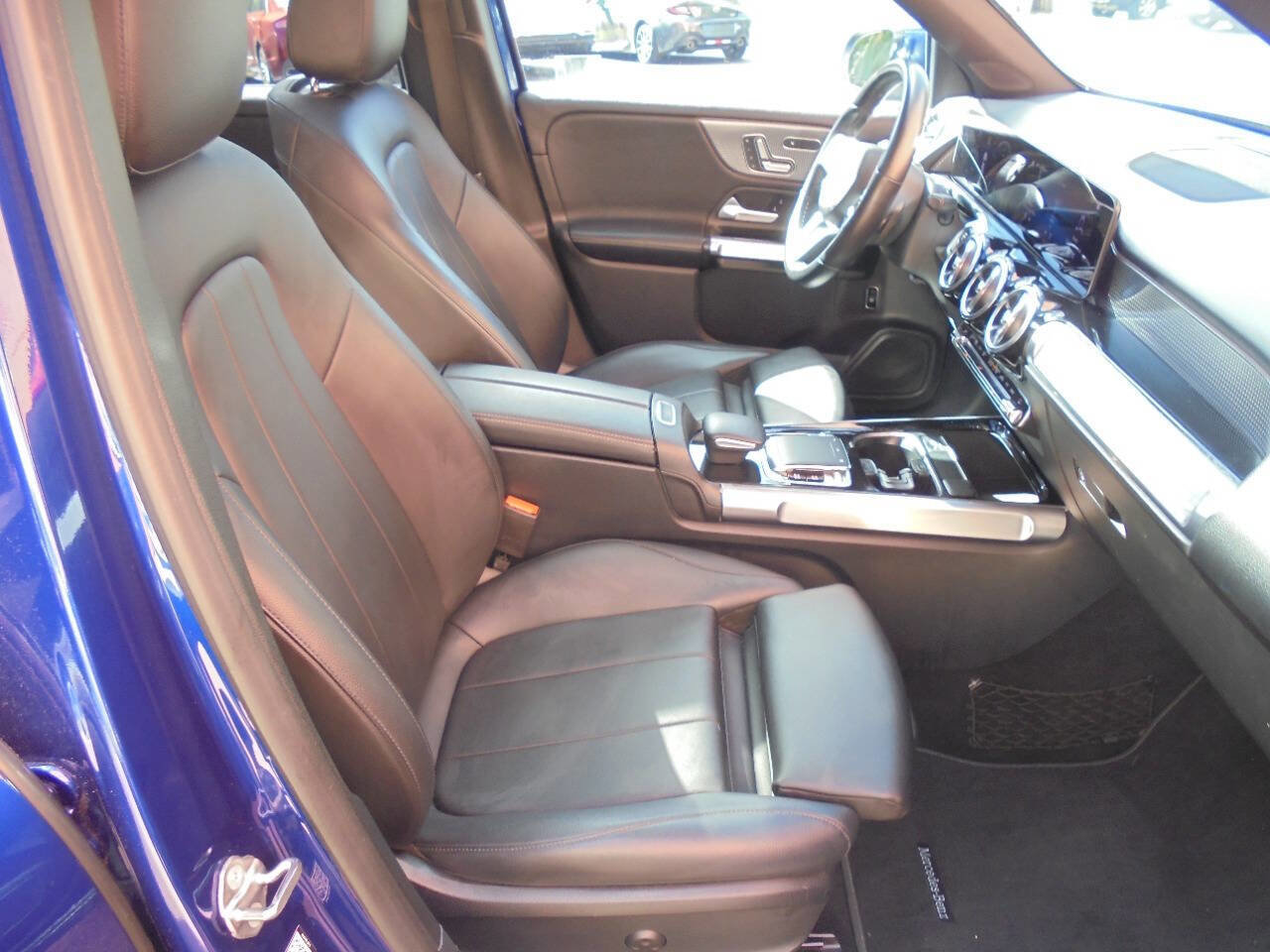 Used 2020 Mercedes-Benz GLB 250 4MATIC w/ Premium Package image 10