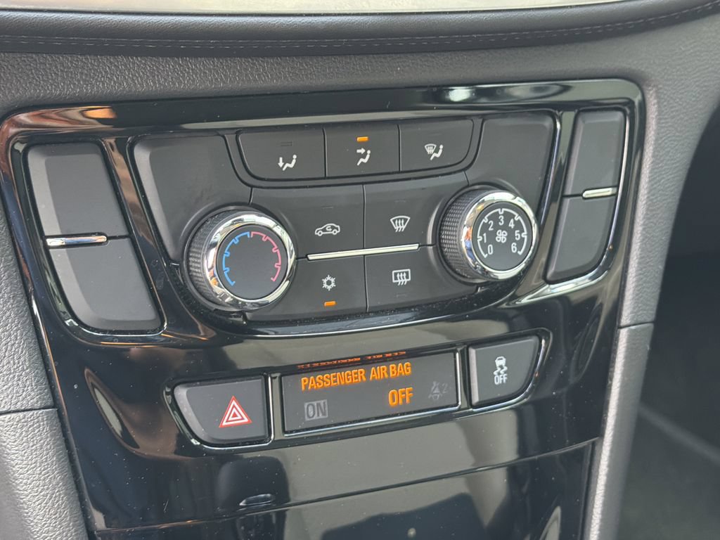 Used 2021 Buick Encore Preferred AWD/4WD image 23