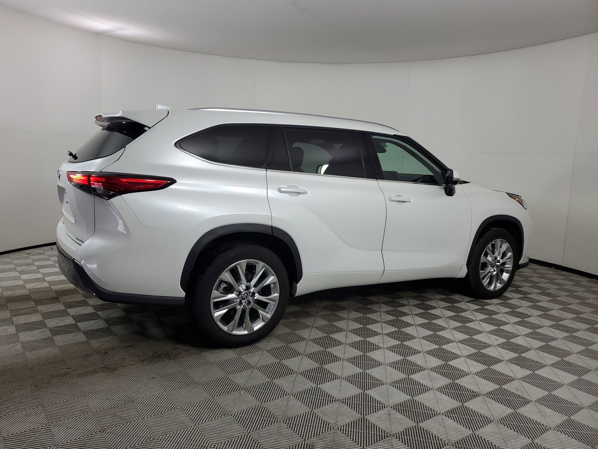 Used 2023 Toyota Highlander Limited image 11