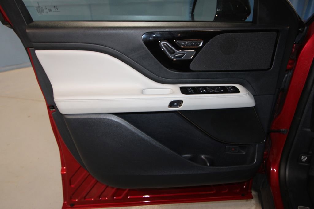 Used 2025 Lincoln Aviator AWD image 5