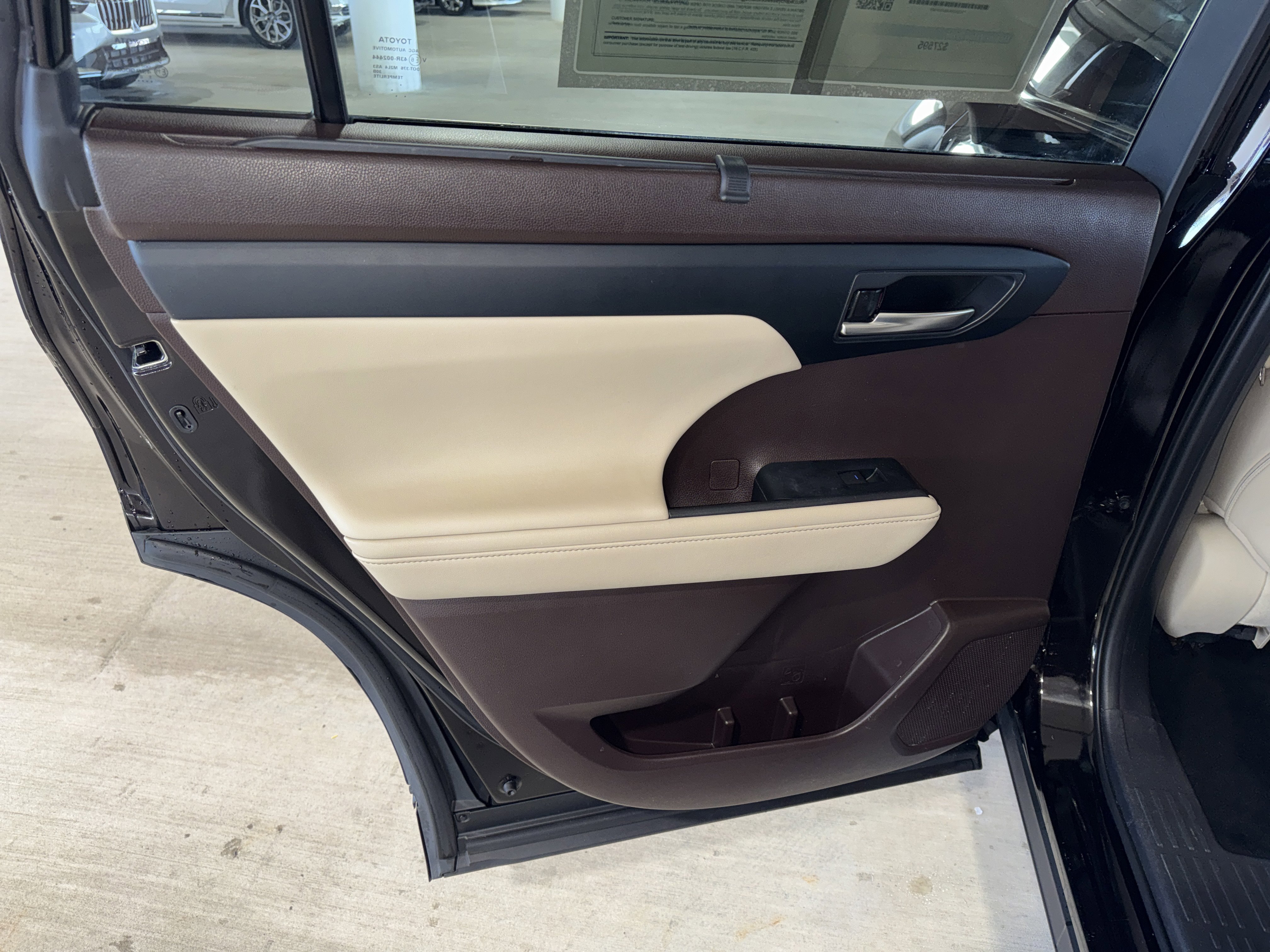 Used 2021 Toyota Highlander XLE image 18