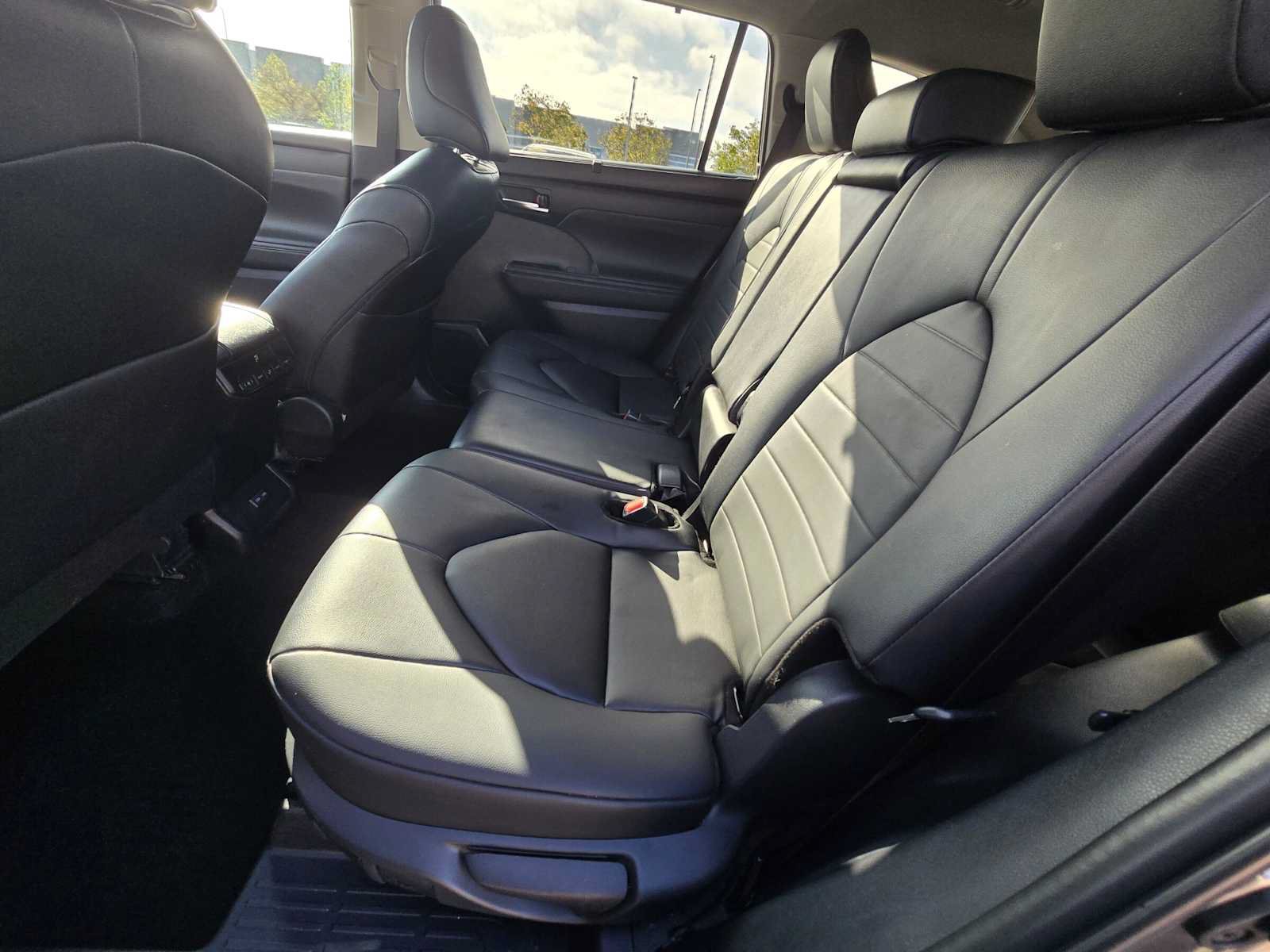 Used 2024 Toyota Highlander XLE AWD/4WD image 17