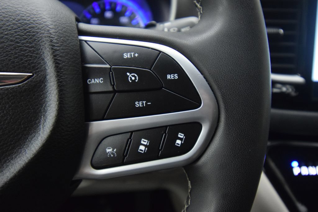 Used 2023 Chrysler Pacifica Touring-L FWD image 33