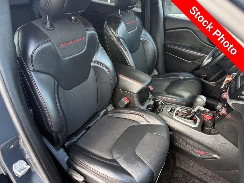 Used 2017 Jeep Cherokee Trailhawk image 11