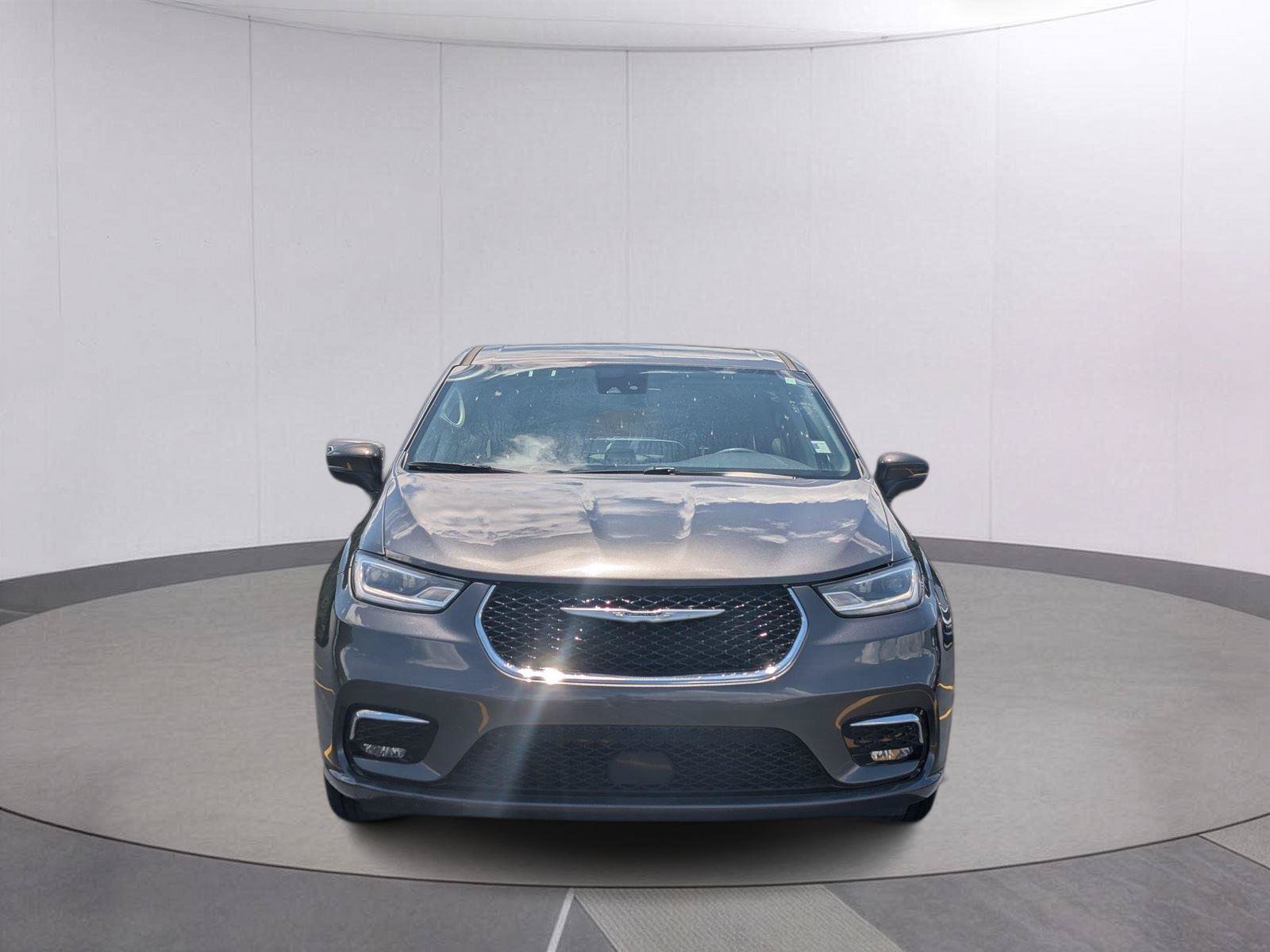 Used 2023 Chrysler Pacifica Touring-L FWD image 8