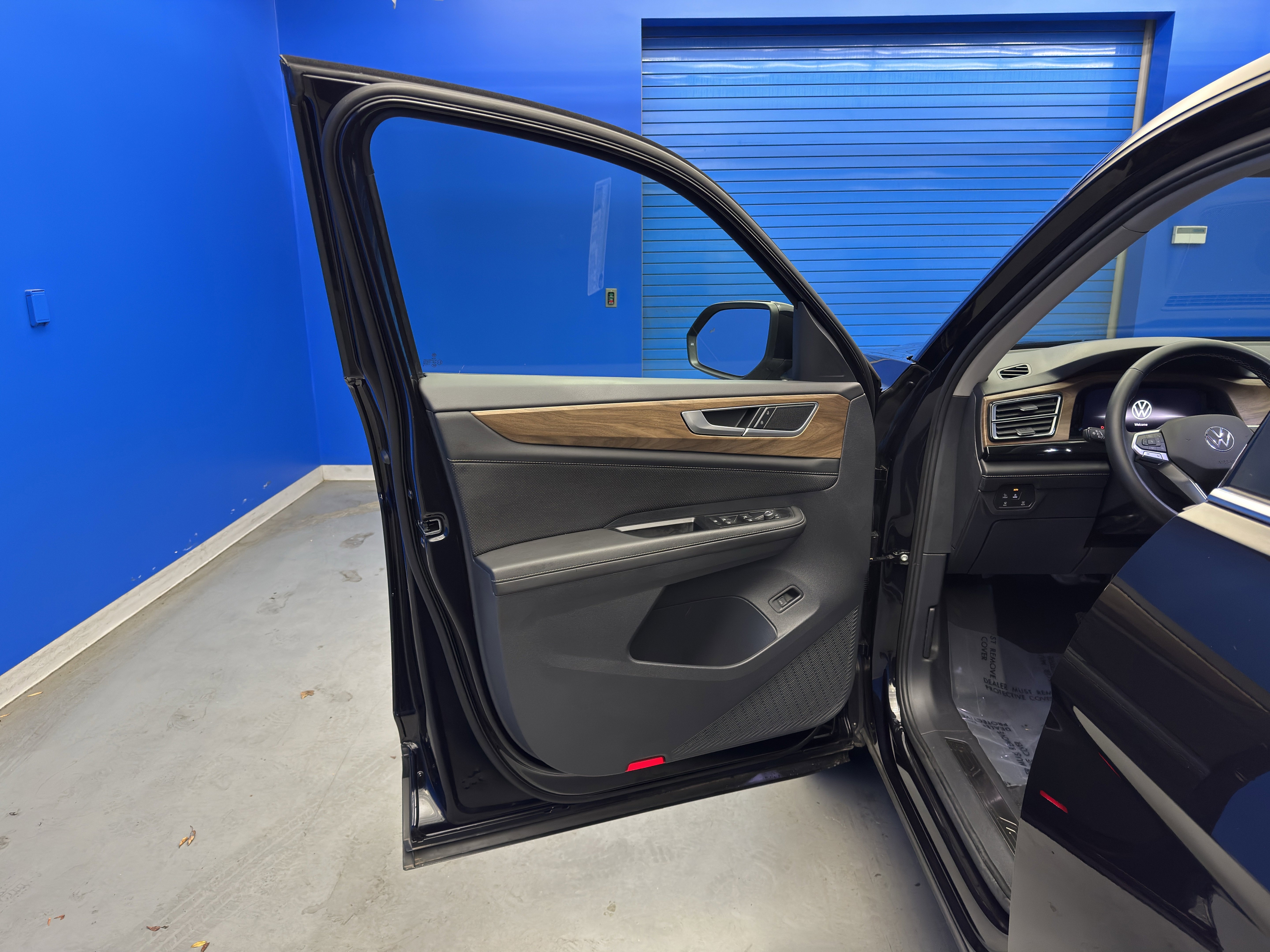 Certified 2025 Volkswagen Atlas SE w/ Black Wheel Package image 10