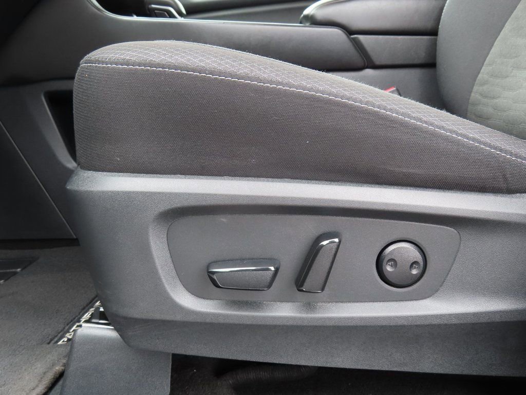 Used 2025 Nissan Pathfinder SV image 6