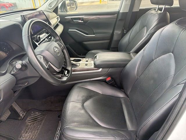 Used 2023 Toyota Highlander Limited image 5