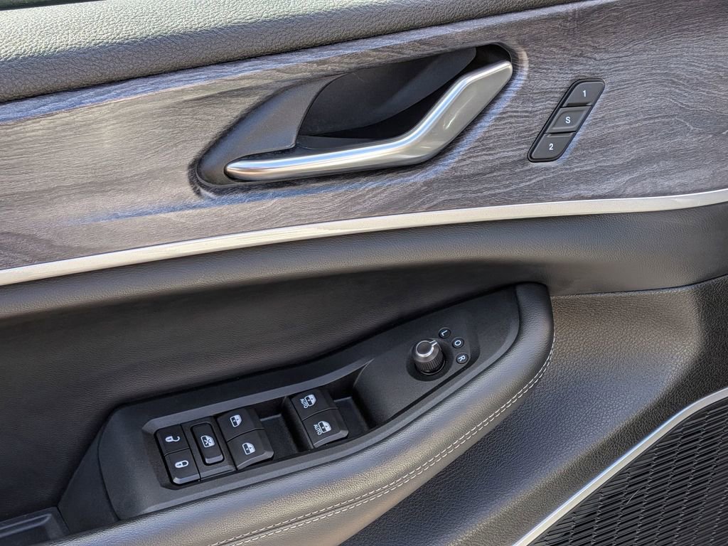 Certified 2023 Jeep Grand Cherokee L Limited w/ Black Appearance Package image 12