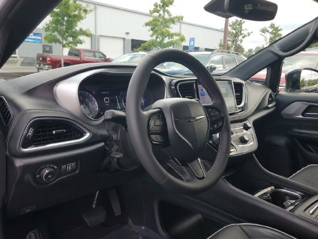 Certified 2025 Chrysler Pacifica Limited FWD image 21