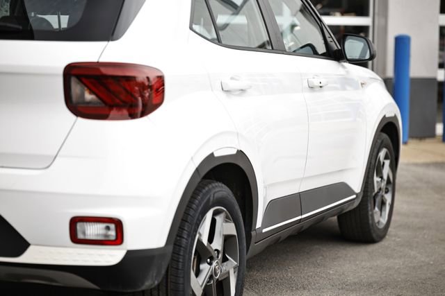Used 2023 Hyundai Venue Limited image 8
