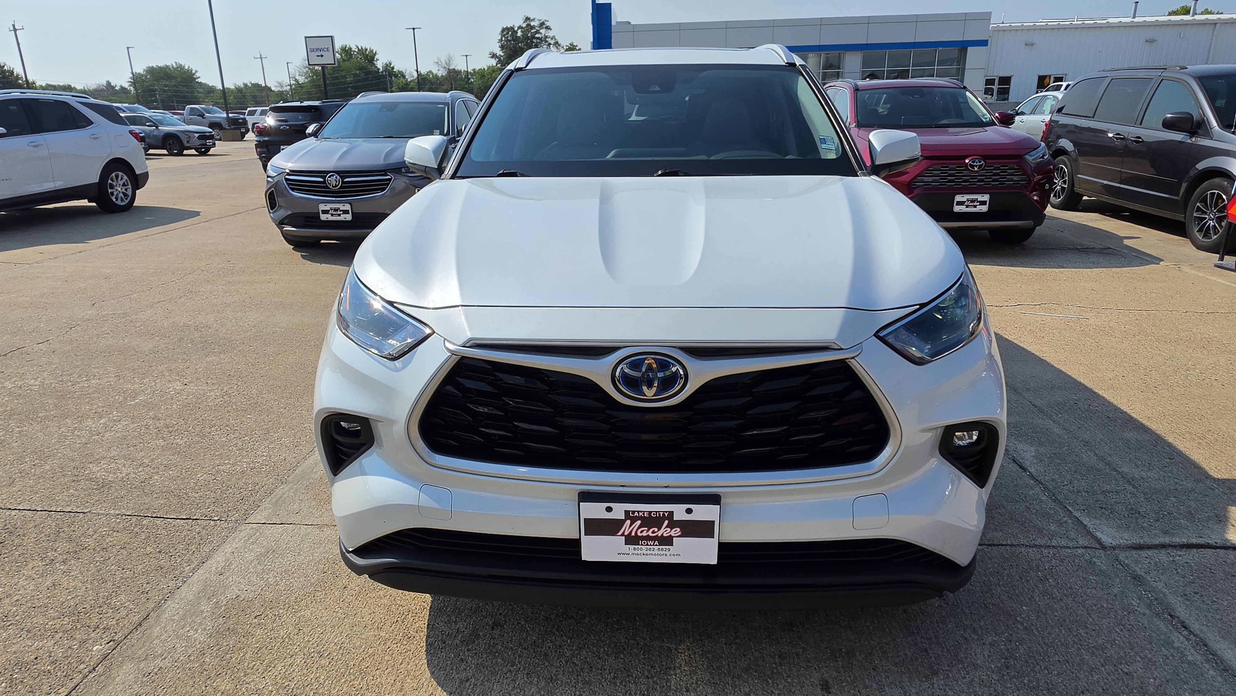 Used 2022 Toyota Highlander XLE AWD/4WD image 2