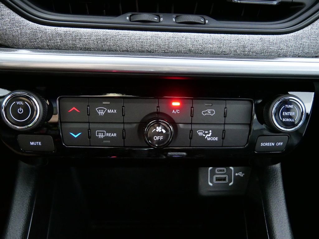 Used 2024 Jeep Compass Latitude image 44