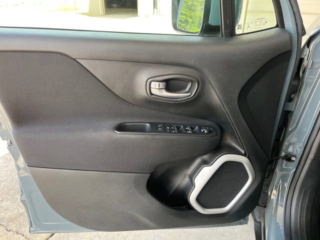 Used 2018 Jeep Renegade Latitude w/ Cold Weather Group image 21