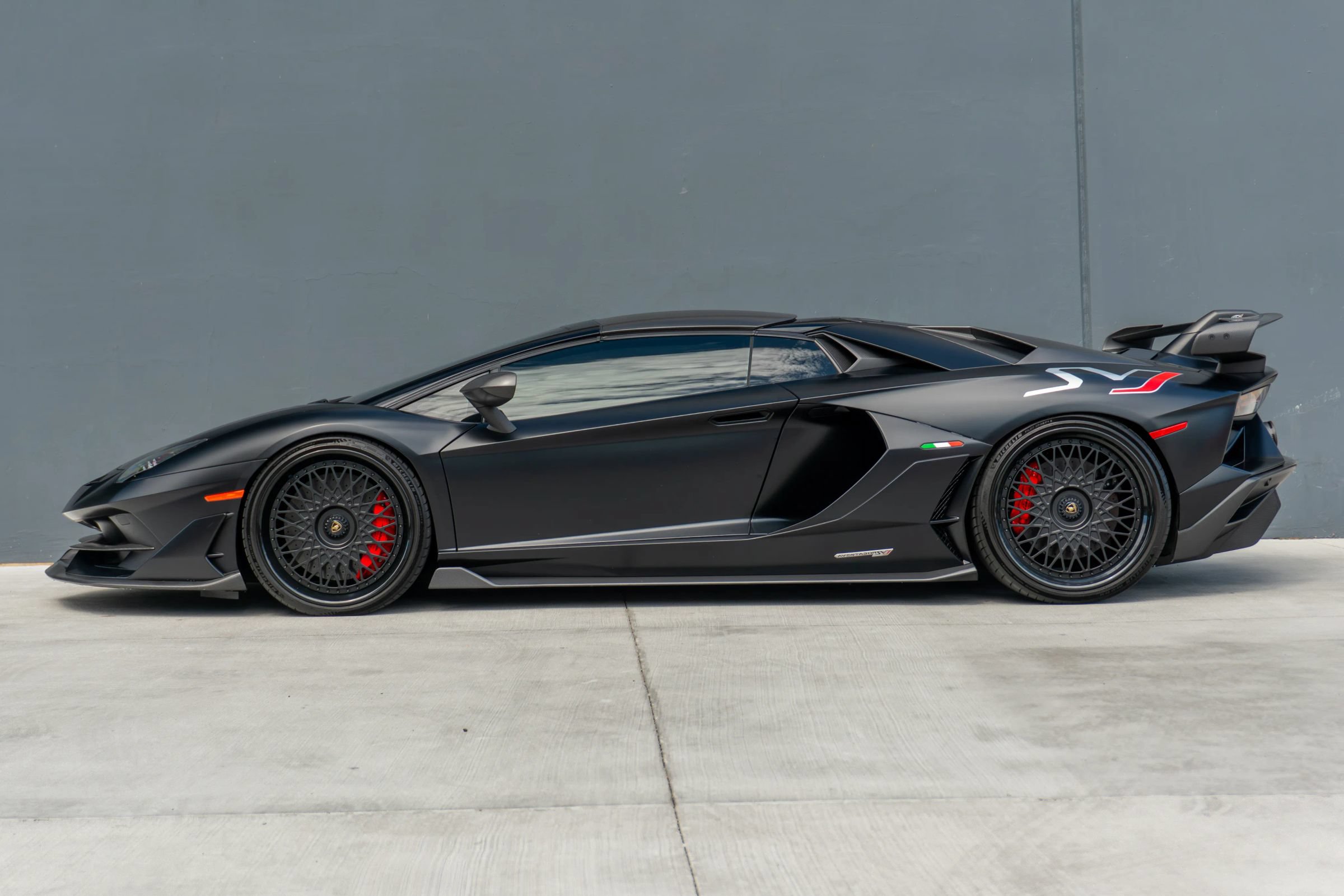 Used 2020 Lamborghini Aventador SVJ AWD/4WD image 2