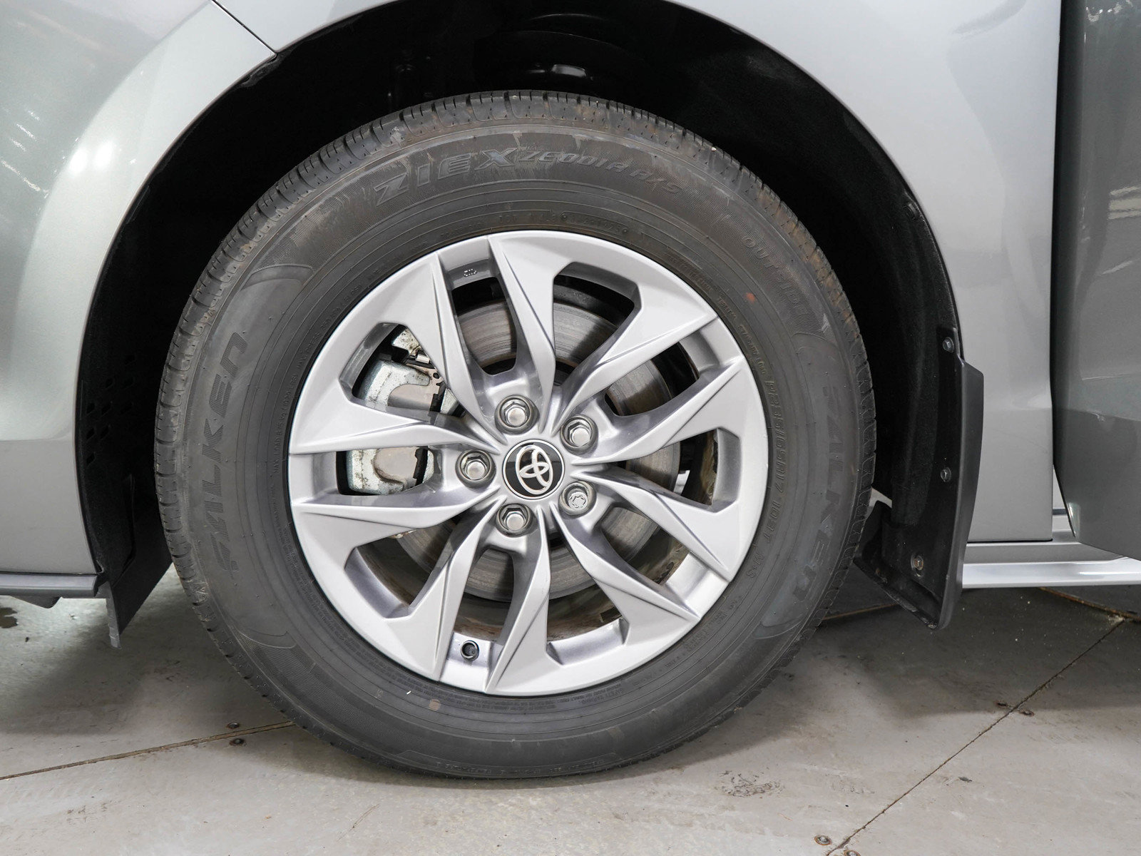 Used 2026 Toyota Sienna XLE FWD image 30