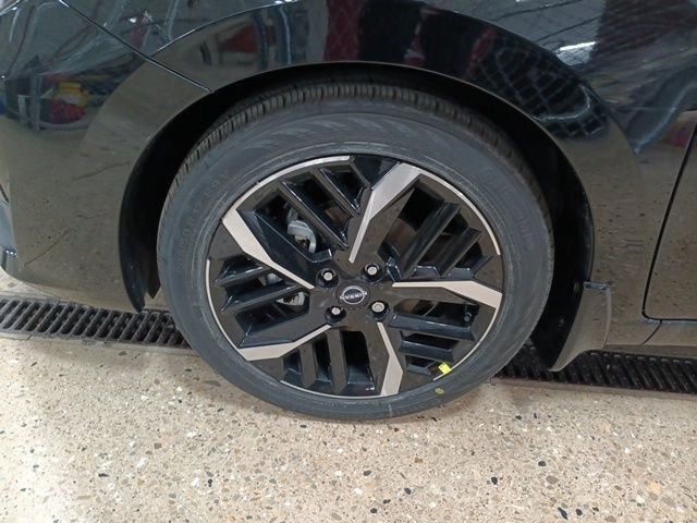 New 2025 Nissan Versa SR w/ Trunk Package image 32