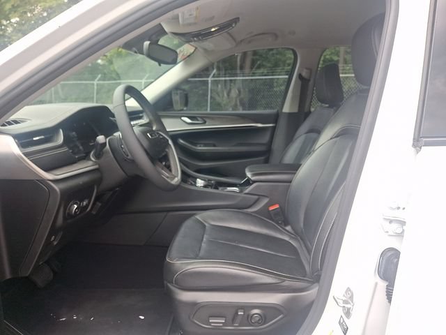Used 2023 Jeep Grand Cherokee L Limited w/ Black Appearance Package AWD/4WD image 13