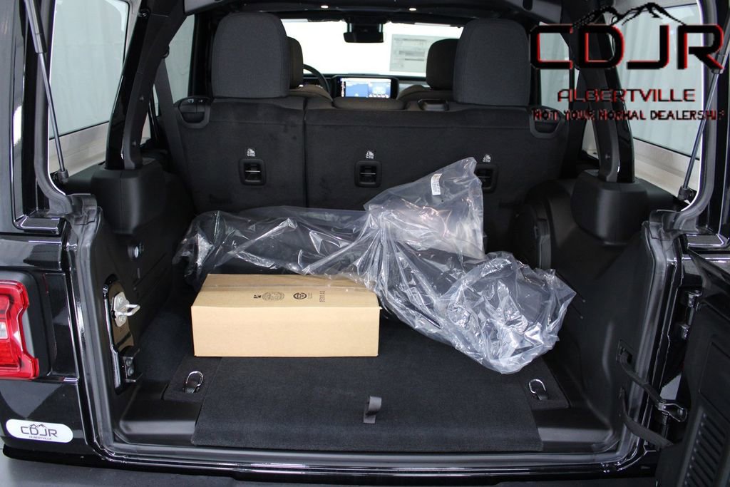 Used 2024 Jeep Wrangler Sahara w/ Technology Group image 9