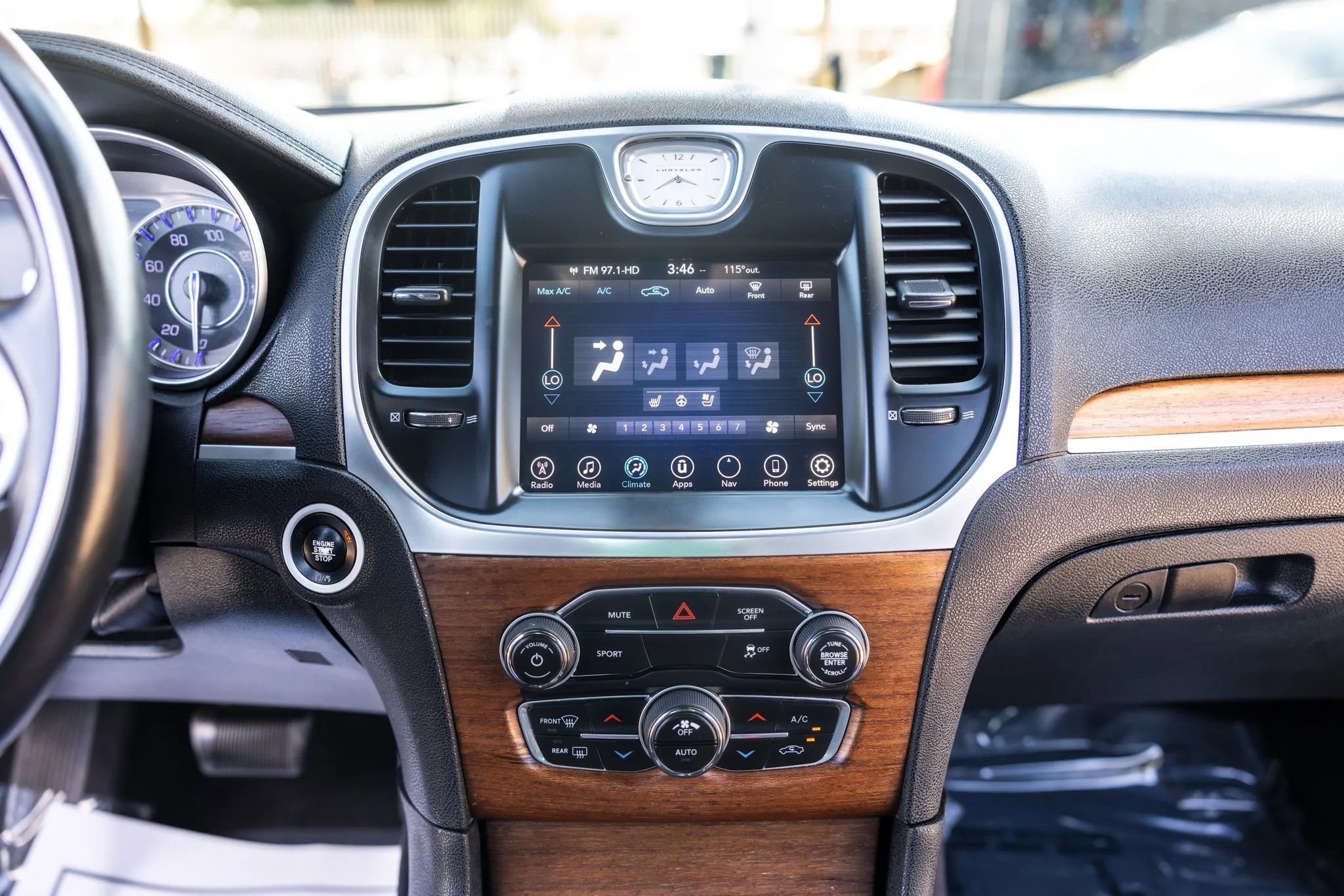 Used 2017 Chrysler 300 C Platinum image 21