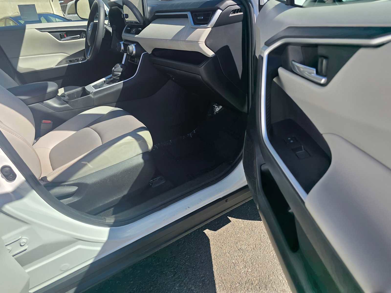 Used 2023 Toyota RAV4 XLE Premium image 10