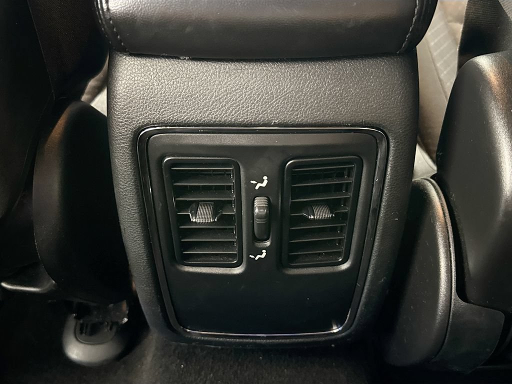 Used 2020 Jeep Grand Cherokee Laredo AWD/4WD image 23