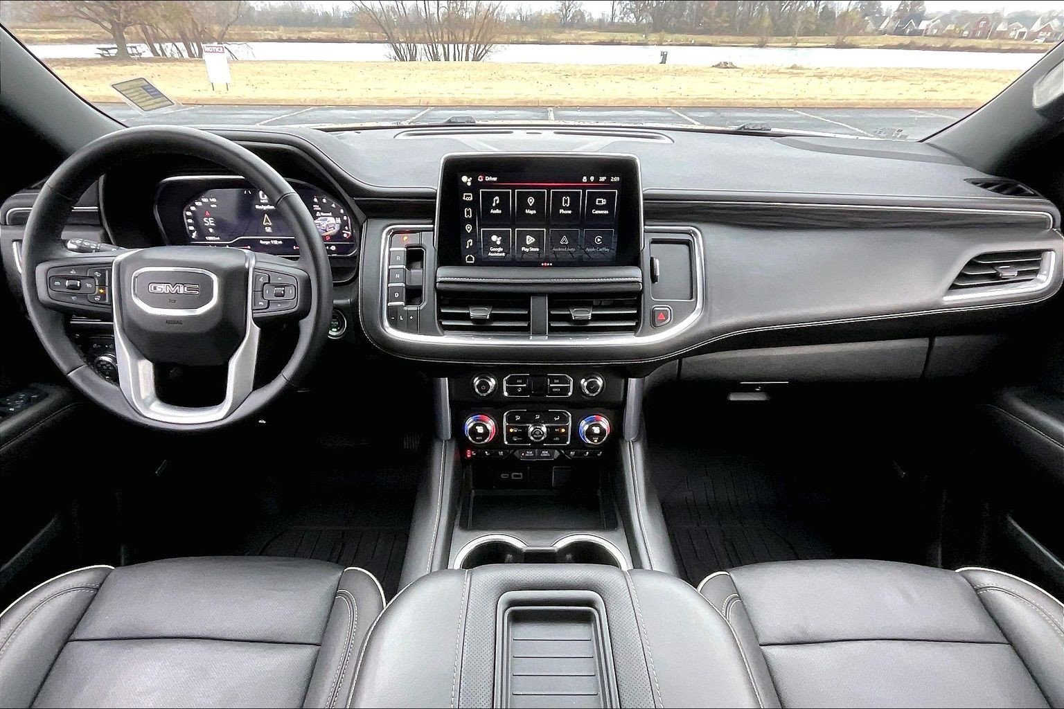 Used 2024 GMC Yukon SLT w/ SLT Luxury Package image 12