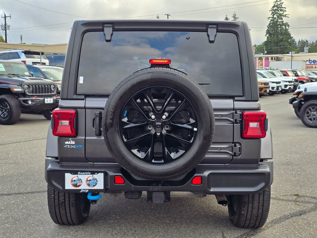 Used 2022 Jeep Wrangler Unlimited Sahara w/ Cold Weather Group AWD/4WD image 7
