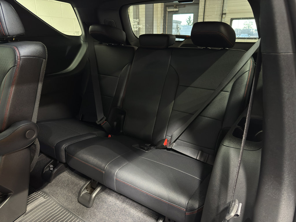Used 2025 Chevrolet Traverse RS image 15
