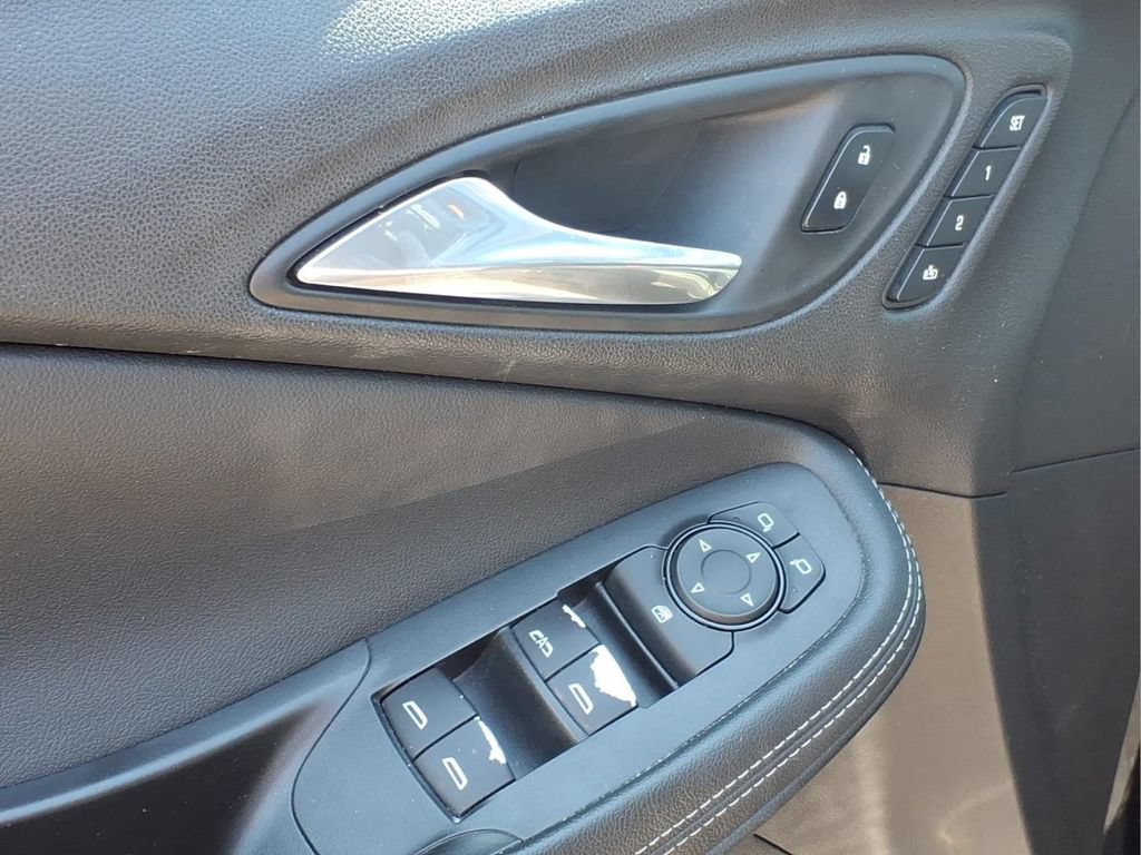 Used 2021 Buick Encore GX Essence w/ Experience Buick Package FWD image 17