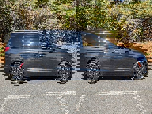 Certified 2020 Chrysler Pacifica Touring-L w/ Advanced Safetytec Group image 7