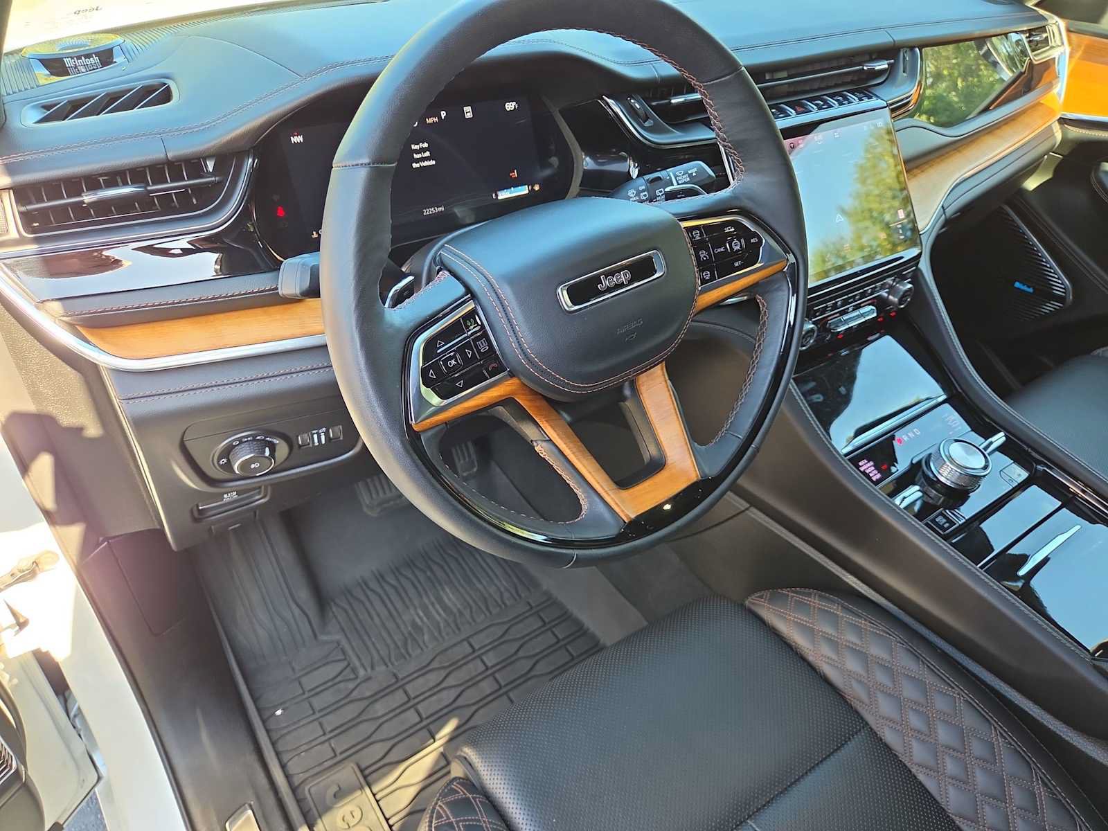 Used 2025 Jeep Grand Cherokee L Summit AWD/4WD image 10