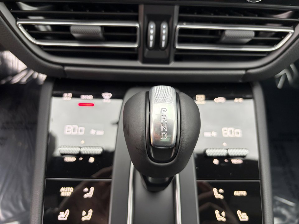 Certified 2026 Porsche Macan Turbo AWD/4WD image 25