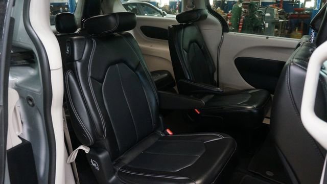 Used 2024 Chrysler Pacifica Touring-L image 48