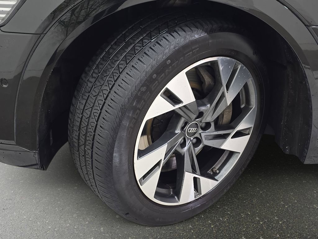 Used 2023 Audi e-tron Premium Plus w/ Premium Plus Package image 31