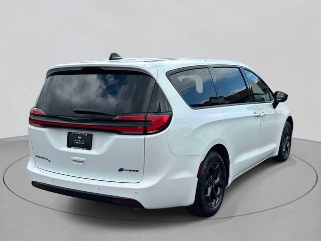 Used 2023 Chrysler Pacifica Limited w/ Uconnect Theater Family Group FWD image 35