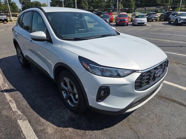 Used 2025 Ford Escape ST-Line Select AWD/4WD image 3
