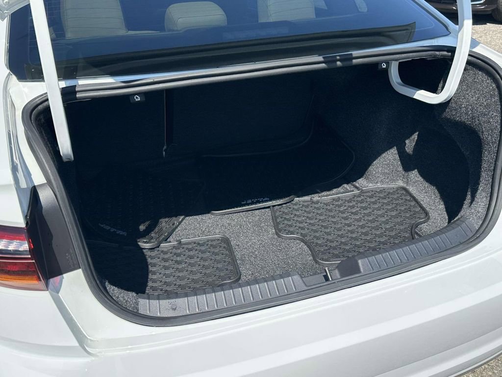 Used 2019 Volkswagen Jetta SE w/ Cold Weather Package image 11