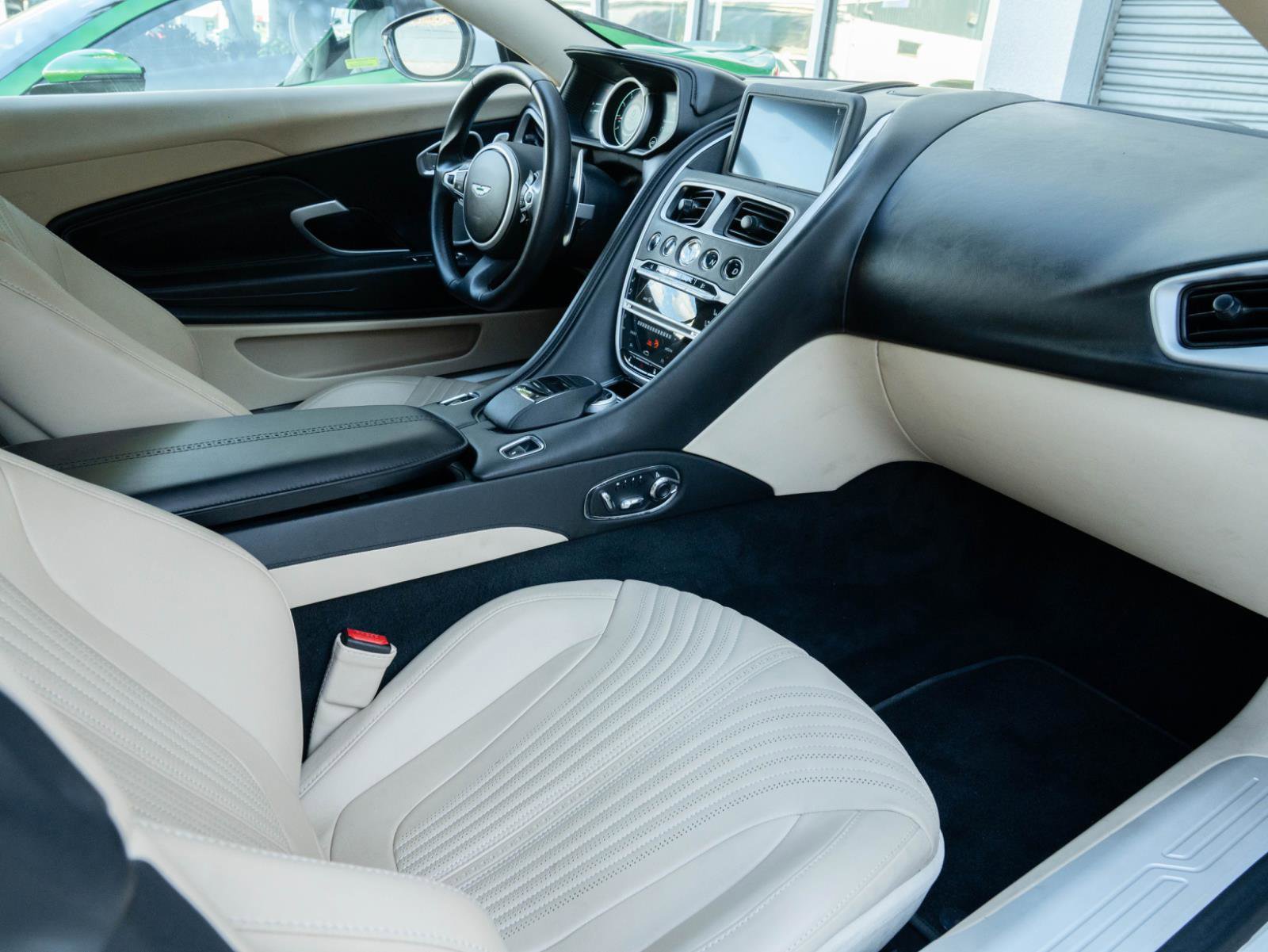 Used 2019 Aston Martin DB11 Volante image 14