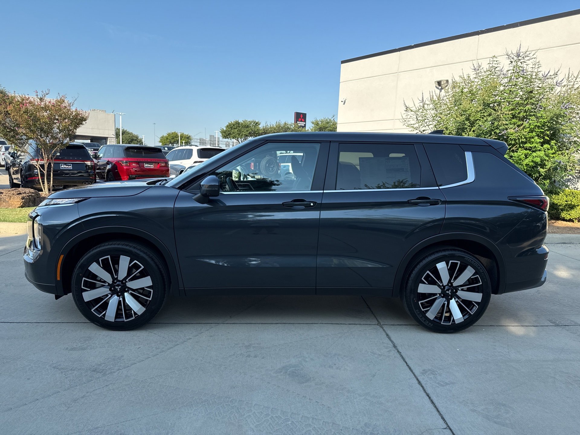 New 2025 Mitsubishi Outlander SE image 4