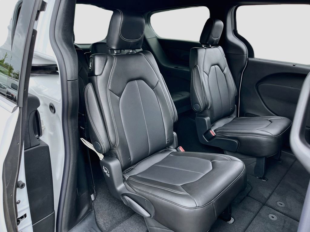 New 2027 Chrysler Pacifica Select FWD image 25
