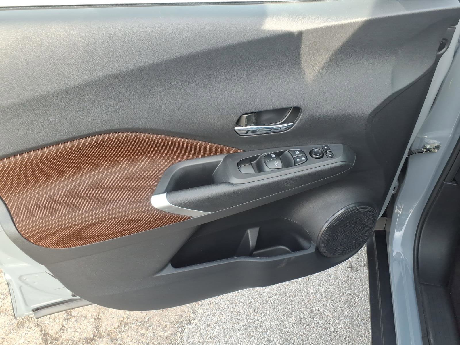 Used 2023 Nissan Kicks SR image 11