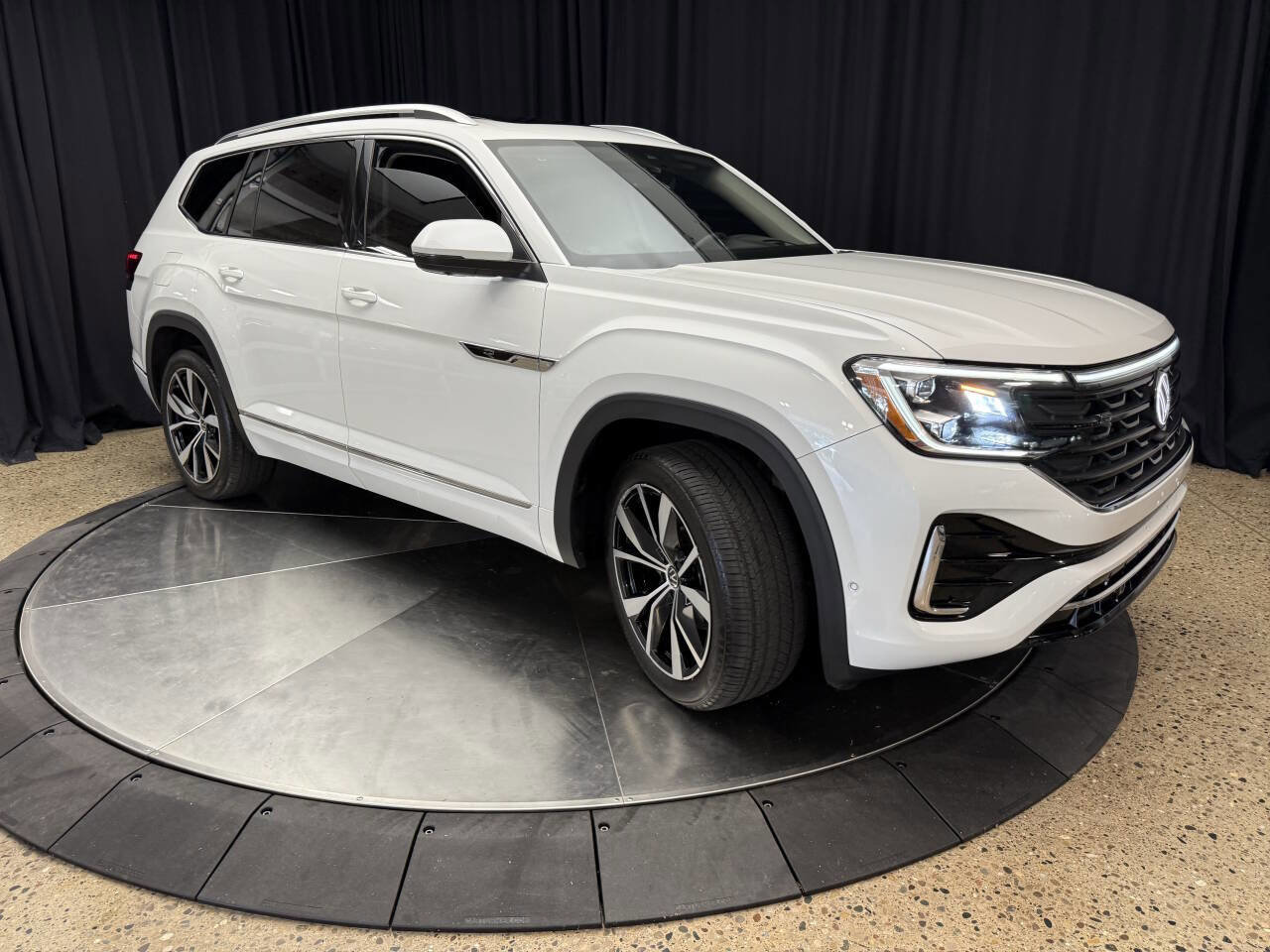 Used 2024 Volkswagen Atlas SEL Premium R-Line image 6