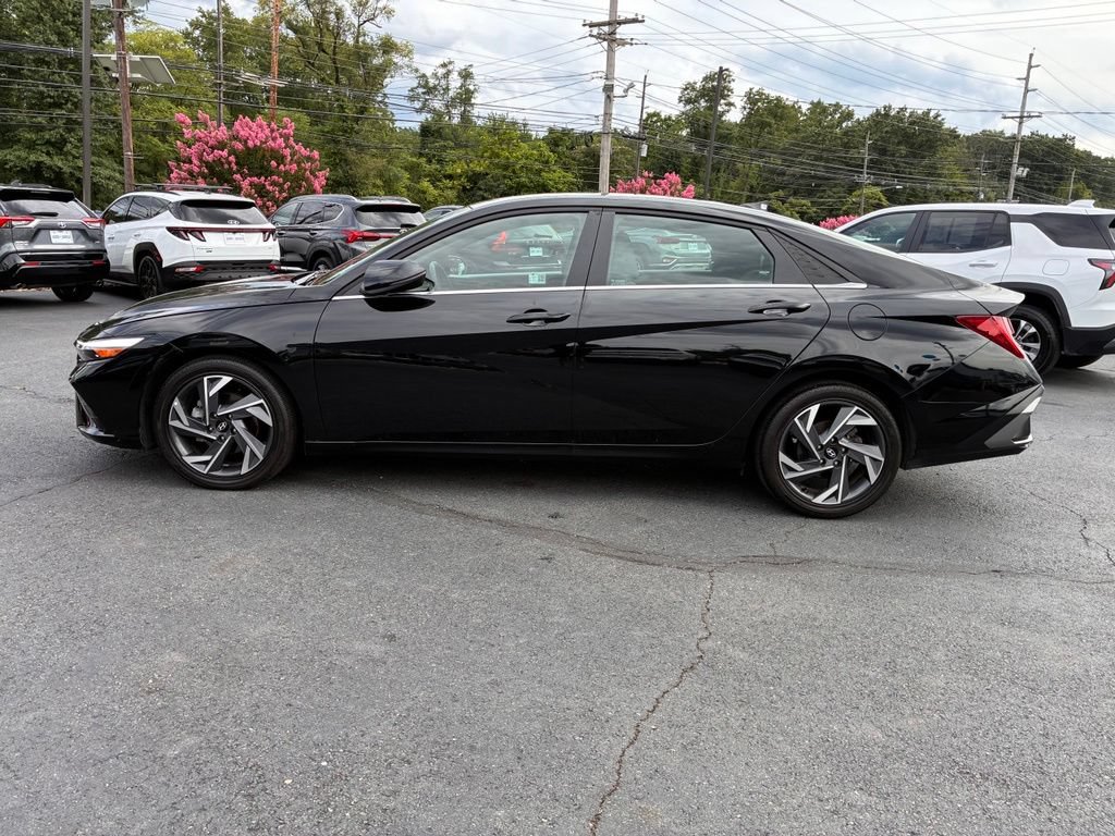 Used 2025 Hyundai Elantra Limited w/ Cargo Package FWD image 4