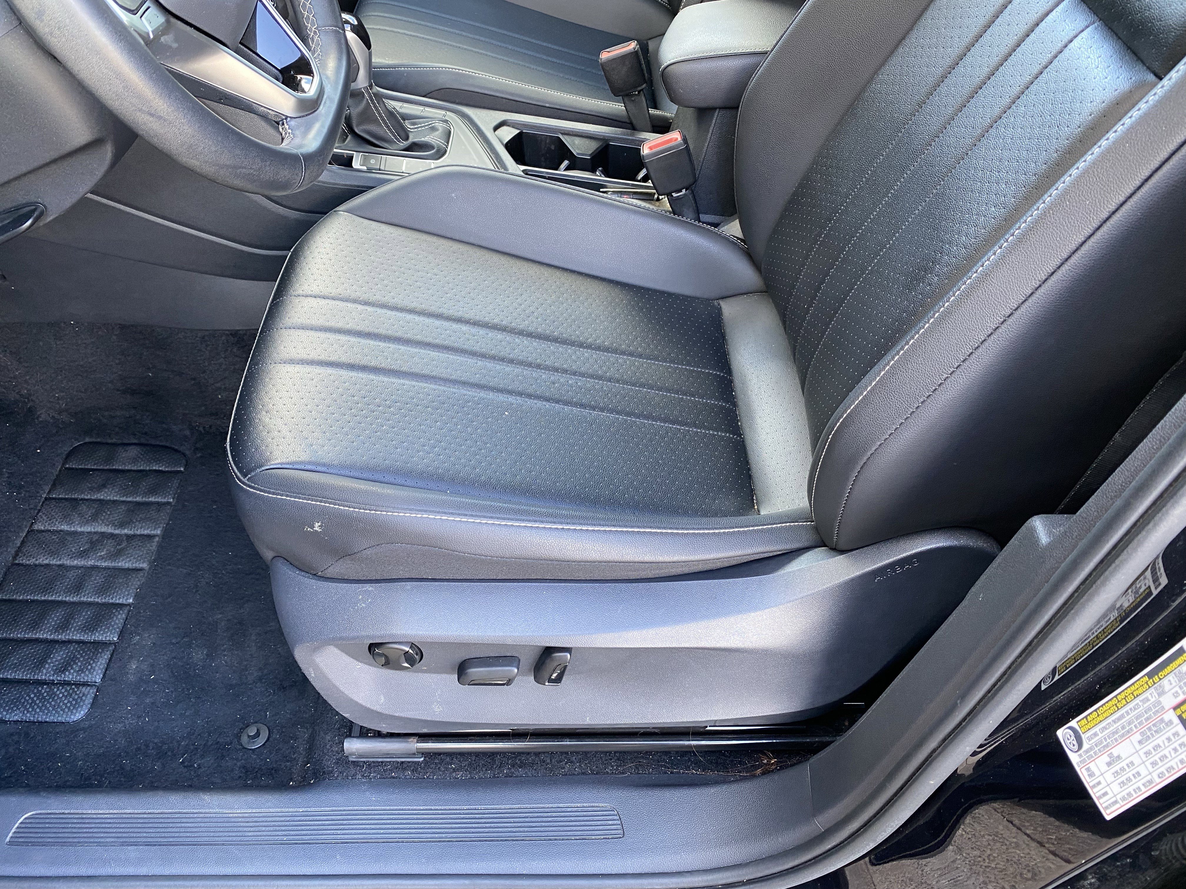 Used 2022 Volkswagen Tiguan SE w/ Panoramic Sunroof Package FWD image 13