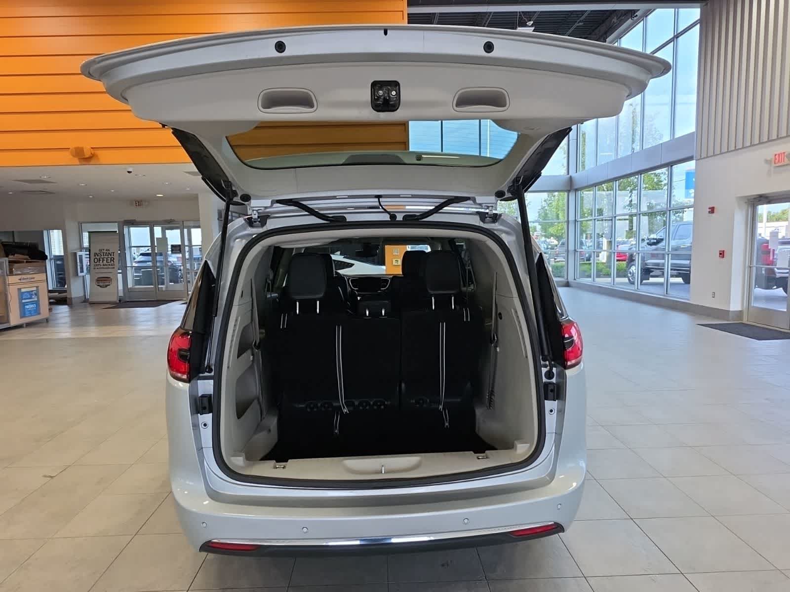 Used 2024 Chrysler Pacifica Touring-L FWD image 10