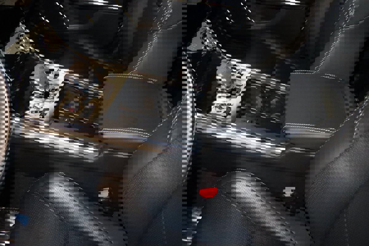 Used 2021 Jaguar XF R-Dynamic SE image 39