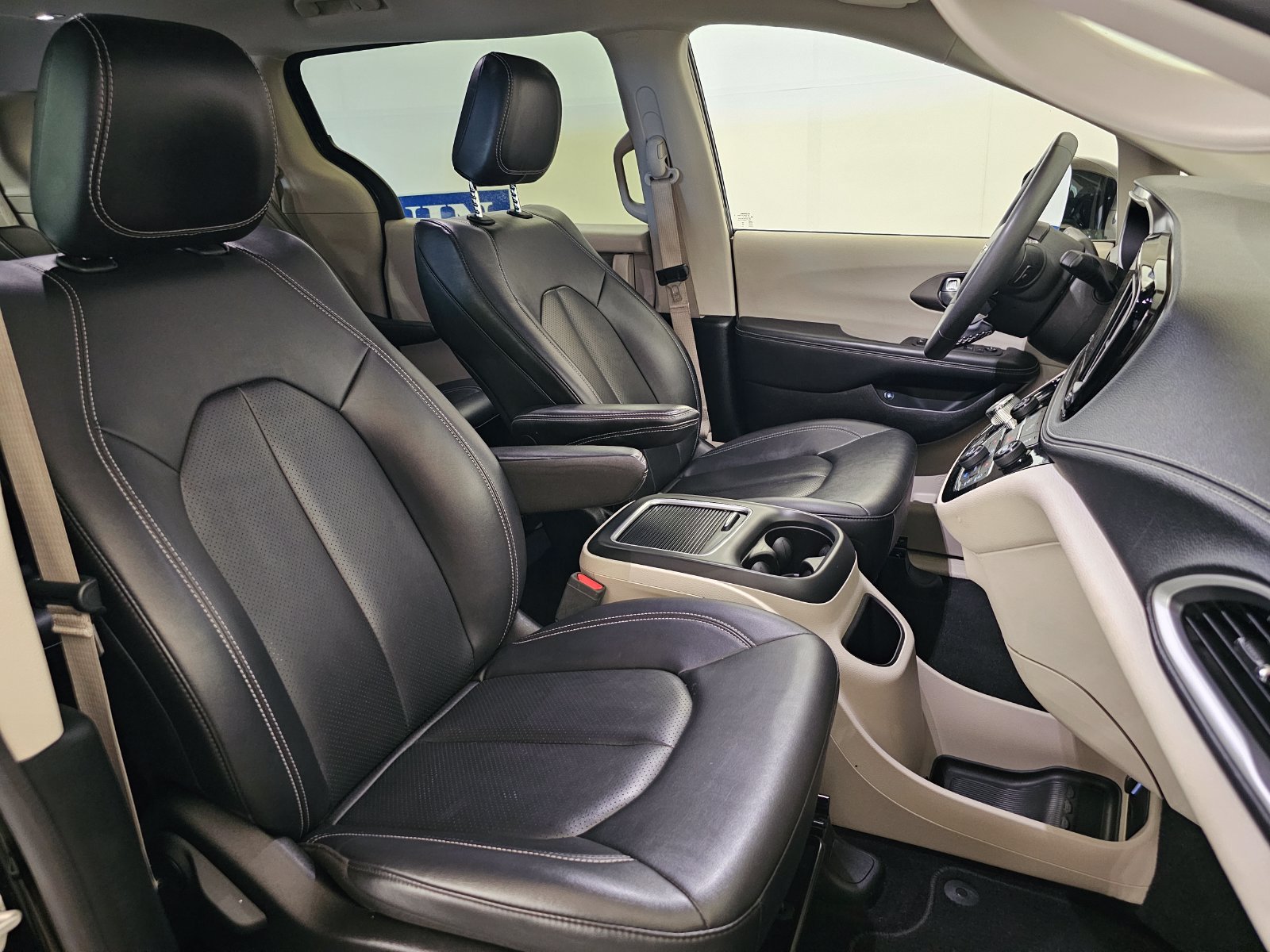 Used 2024 Chrysler Pacifica Limited FWD image 24