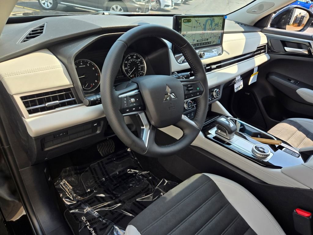 New 2025 Mitsubishi Outlander SE image 16