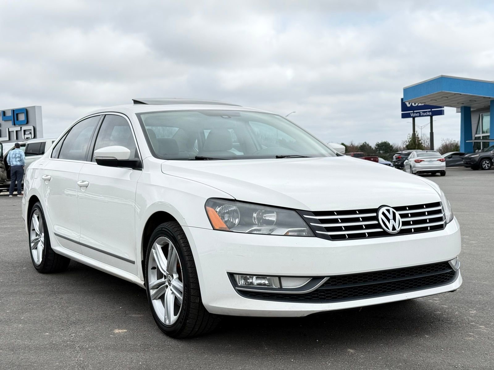 Used 2014 Volkswagen Passat 1.8T SEL Premium image 5